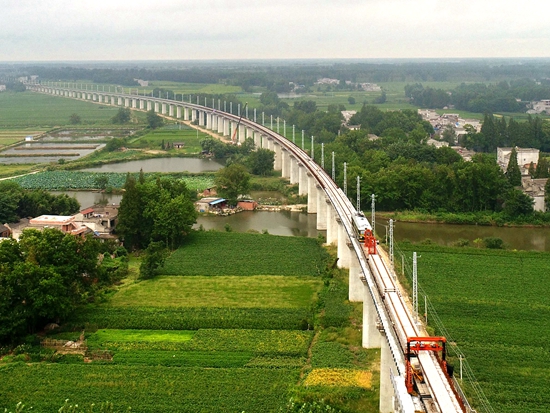 铺架完工的天仙岳口汉江特大桥引桥宛若成龙